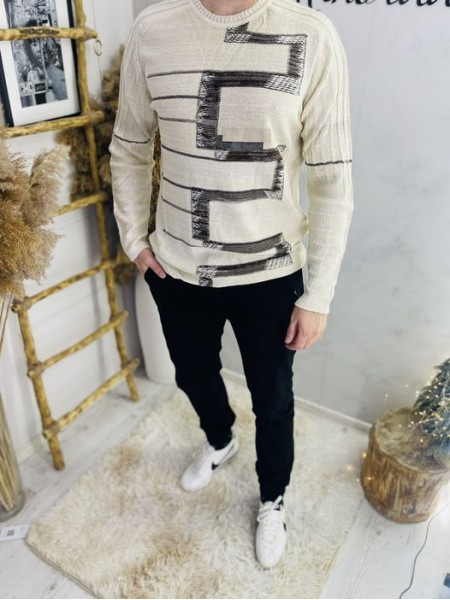 Класичний чоловічий светр з оригінальним орнаментом