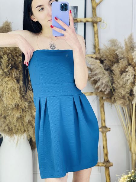 Зваблива та грайлива блакитна сукня 