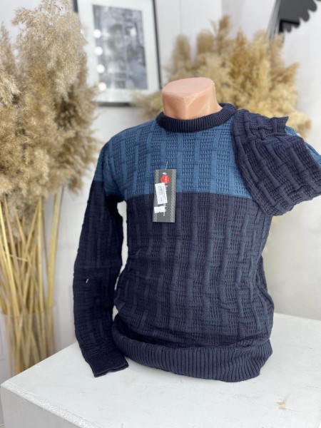 Чоловічий светр з класичним орнаментом