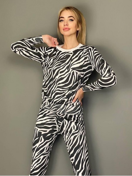 Неймовірн модний молодіжний костюм на кожен день в різних кольорах