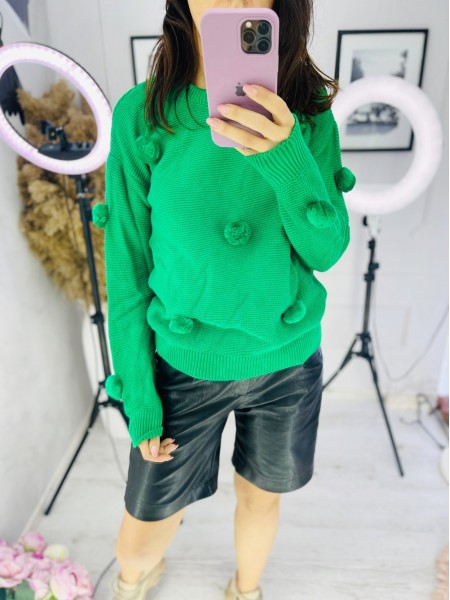 Яскравий зелений светер з помпонами