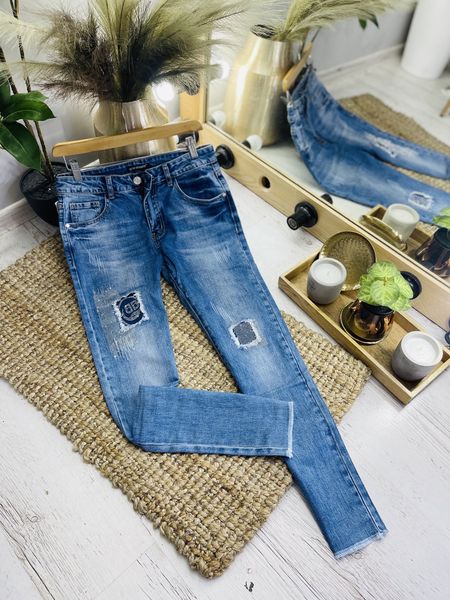 Завужені джинси з вставками з стразиками