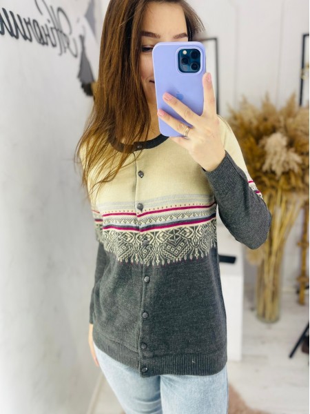 Жіночий светер з етнічним малюнком