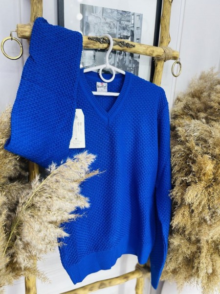 Стильний чоловічий светр в насиченому синьому кольорі