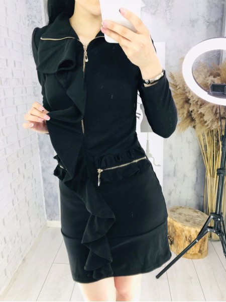 Ділова чорна сукня з рюшами