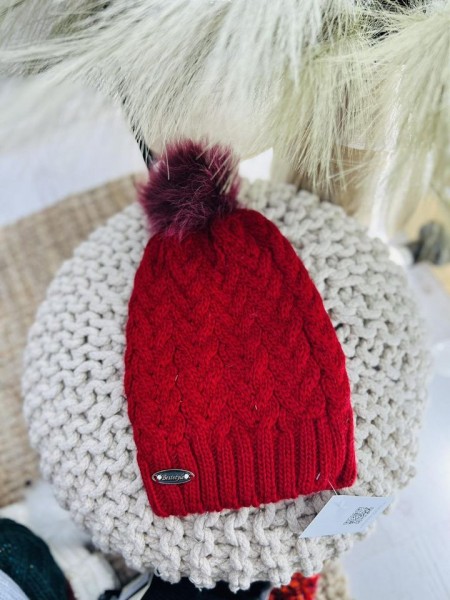 Зимова шапка з натуральним бубоном 