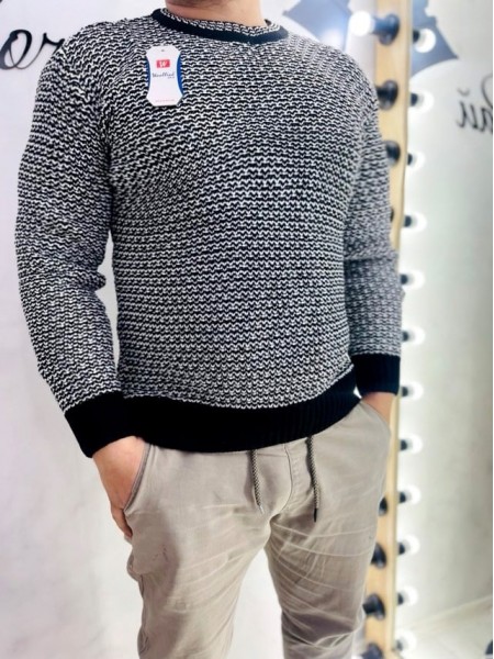 Стильний вязаний светр