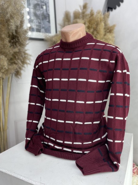 Чоловічий светр з класичним орнаментом