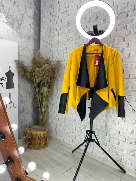 Яскраво-жовта жіноча накидка-пальто