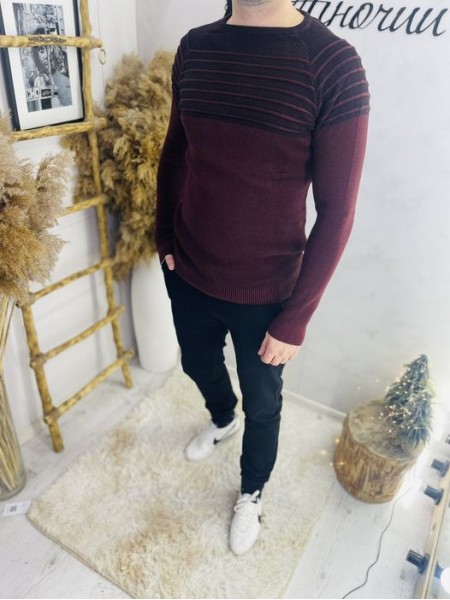 Класичний чоловічий светр в бардовому кольорі