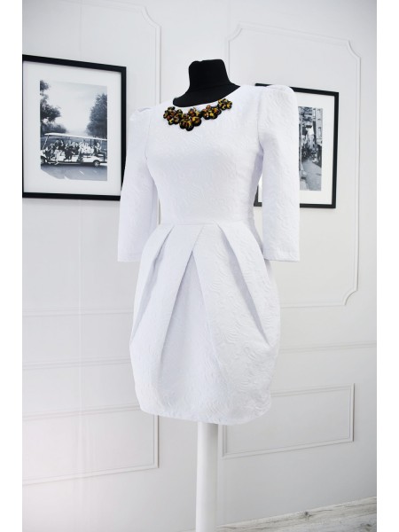 Біла сукня з фактурної тканини з масивною прикрасою