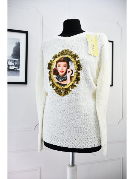 Жіночий светер з емблемою-нашивкою