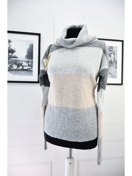 Вовняний светер з коміром-хомутом