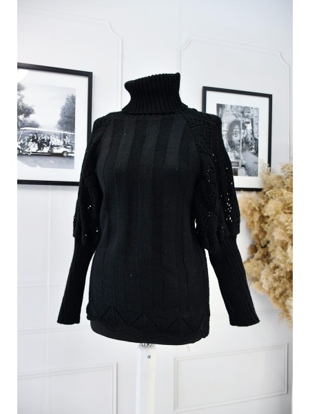 Чорний светер з об'ємними рукавами