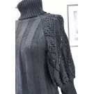 Чорний светер з об'ємними рукавами
