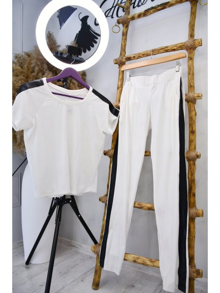Оксамитовий прогулянковий костюм в білому кольорі