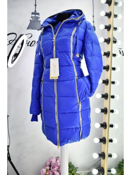 Стильне зимове пальто в яскраво синьому кольорі