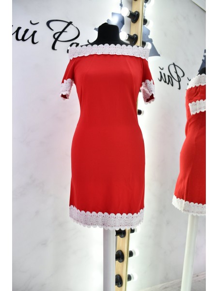 Червона сукня з мереживом 