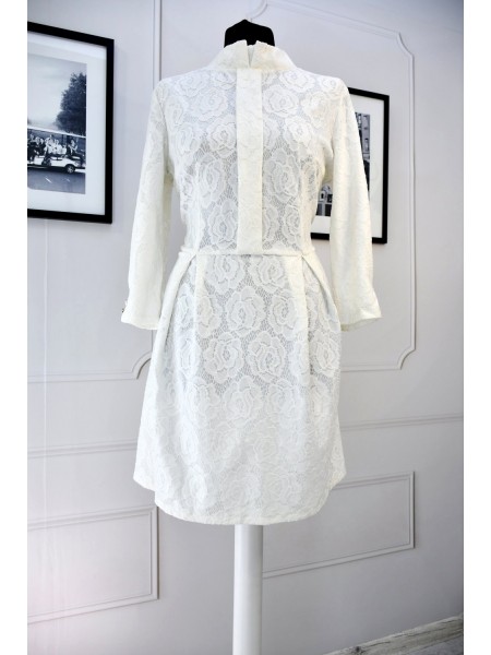 Ошатна сукня з білого мережива