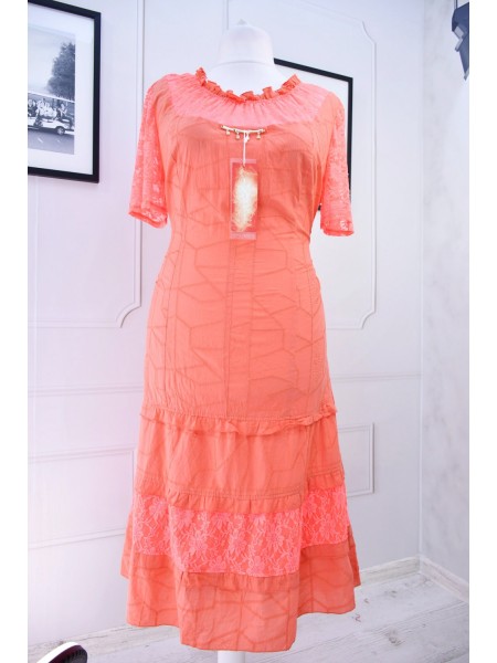Охайна, жіночна літня сукня з декоративними шовчиками