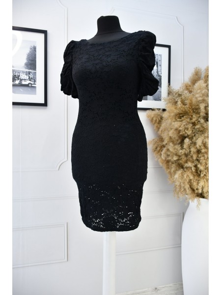 Маленька чорна сукня з мережива