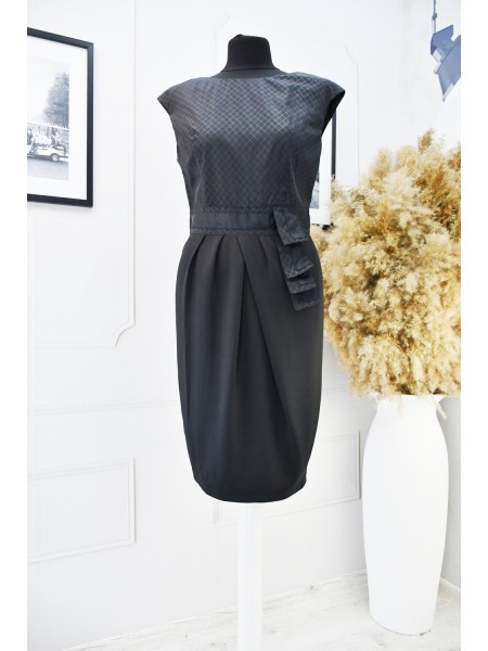 Ділова сукня у чорному кольорі