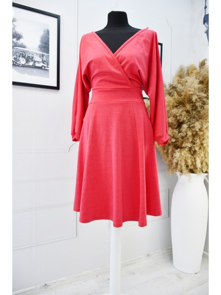 Червона сукня з декольте та рукавом "летюча миша"