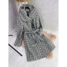 Жіноче кашемірове пальто з капюшоном та паском.